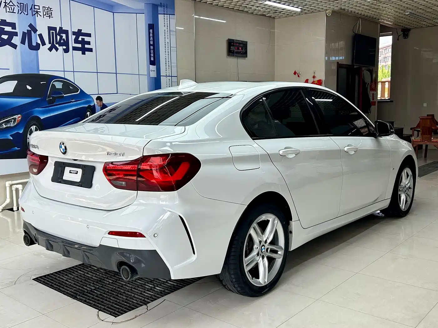BMW 1 Series 2023 120i M Sport Shadow Edition фото 4