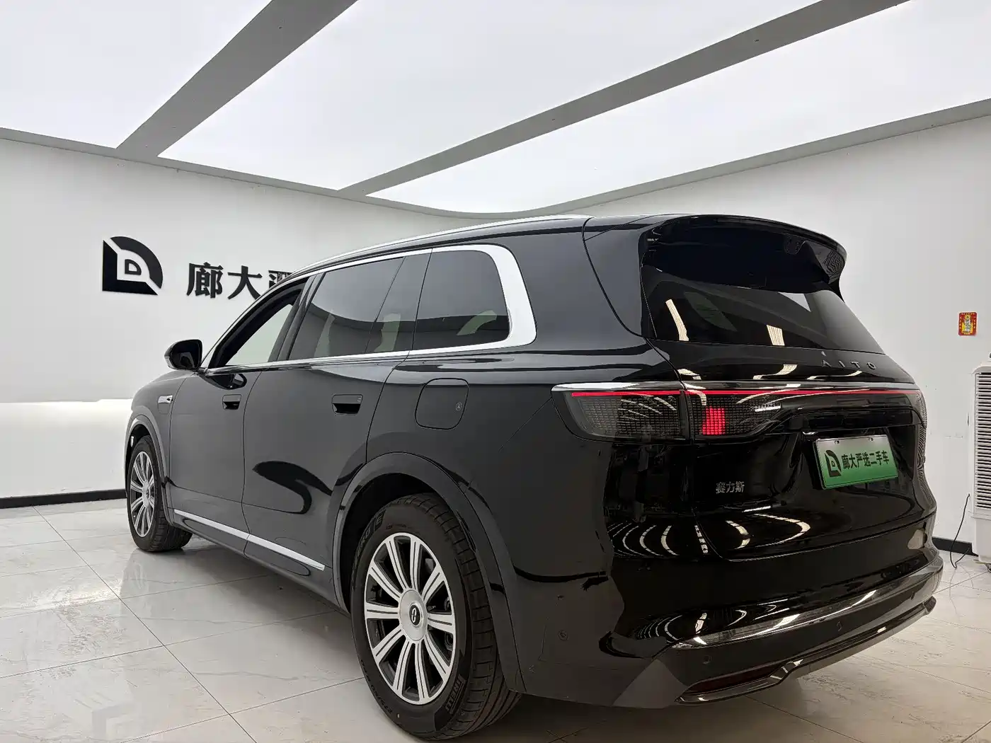 AITO Wenjie AITO M8 2025 Range Extender Max+ Edition 53.4kWh 5-seater фото 6