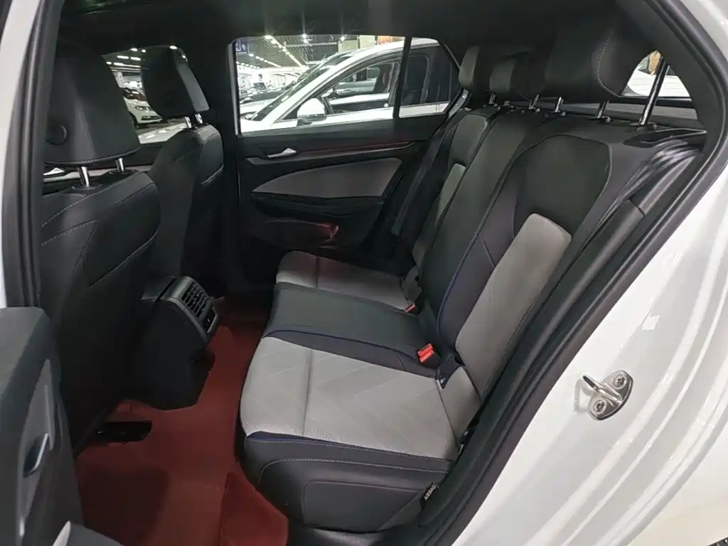 Photo 17 - Volkswagen Golf