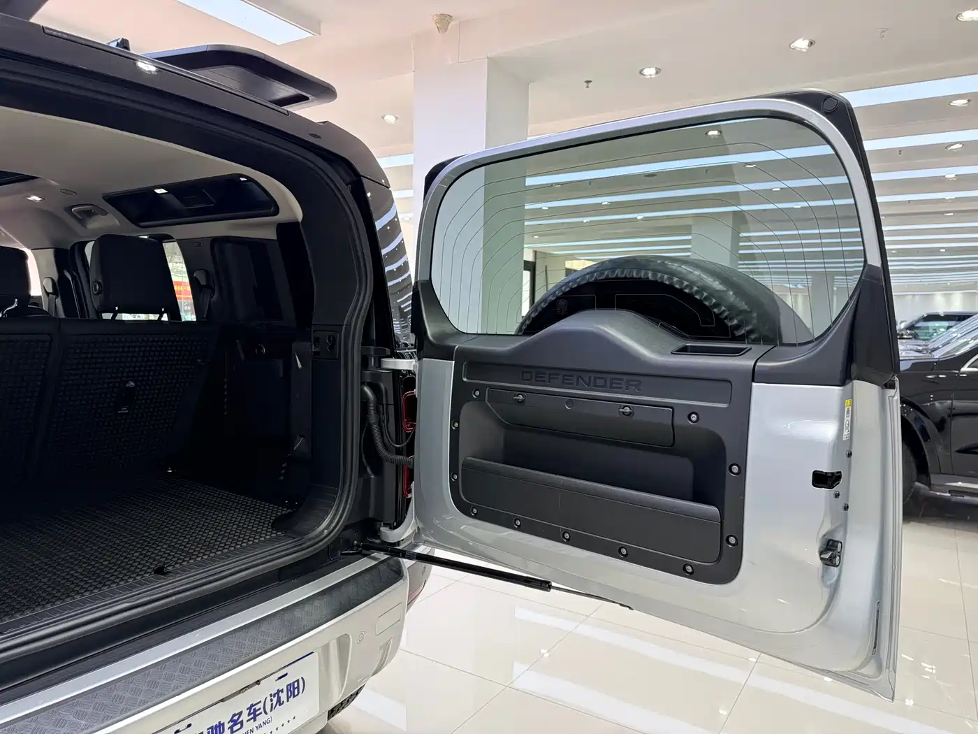 Land Rover Defender 2021 110 P400 Dark Special Edition фото 26