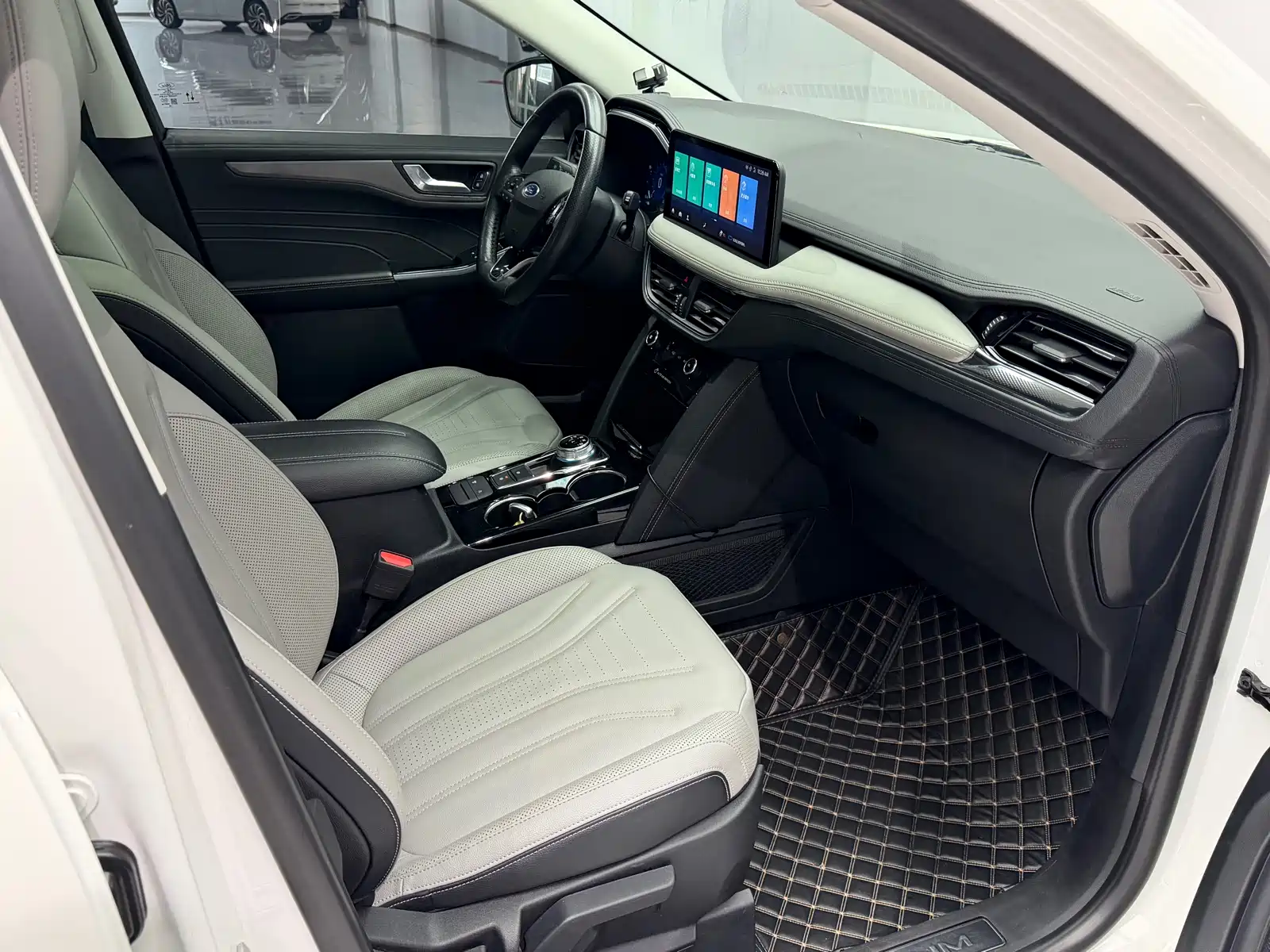 Photo 18 - Ford Escape