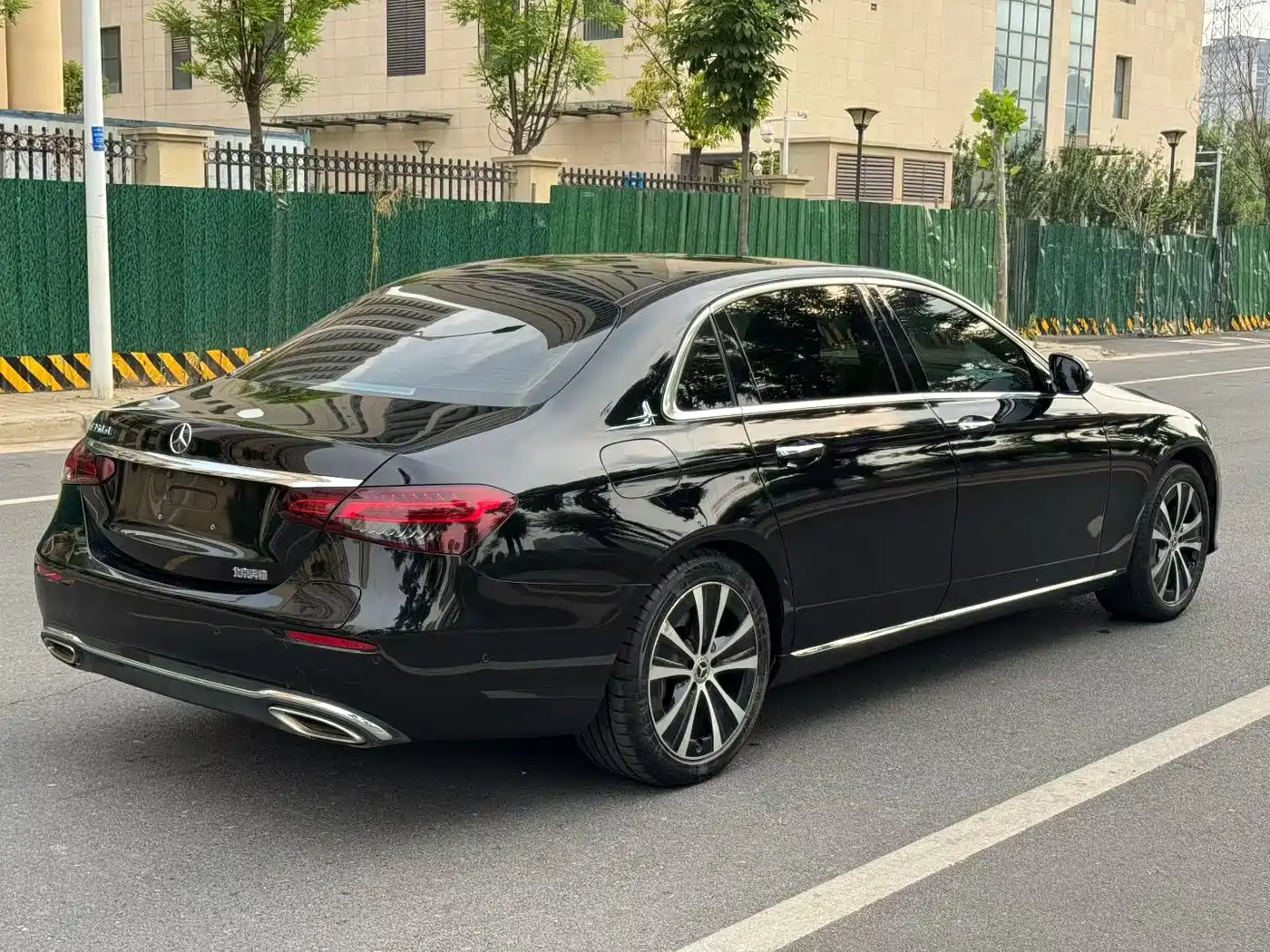 Mercedes-Benz E-Class New Energy 2022 E 350 e L Plug-in Hybrid Sedan фото 9
