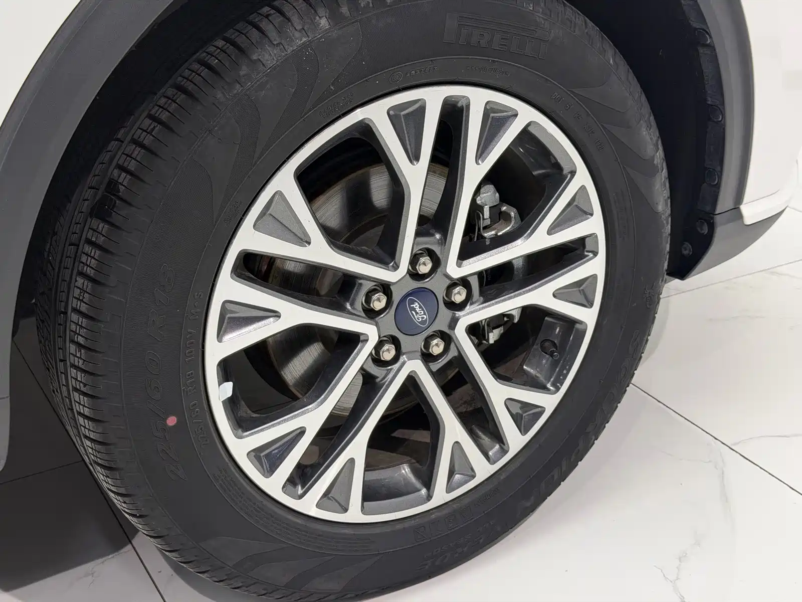 Photo 8 - Ford Escape