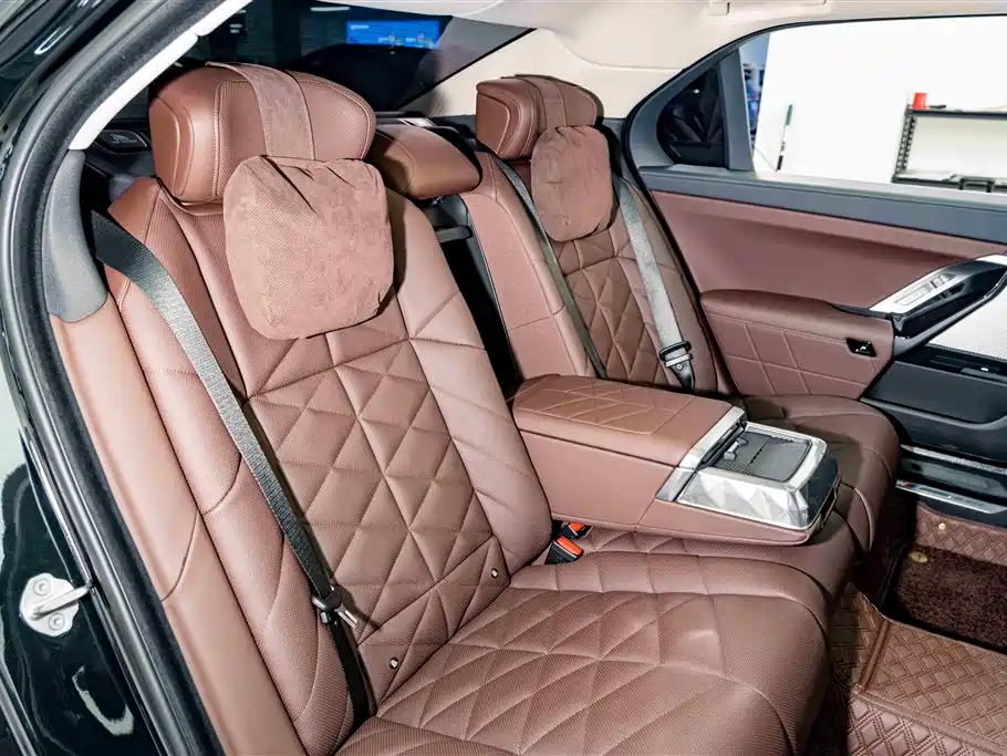 BMW 7 Series 2023 Model 735Li M Sport Package фото 27