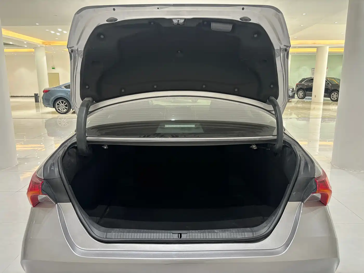 Toyota Avalon 2021 2.5L Touring Noble SPORT Edition фото 15