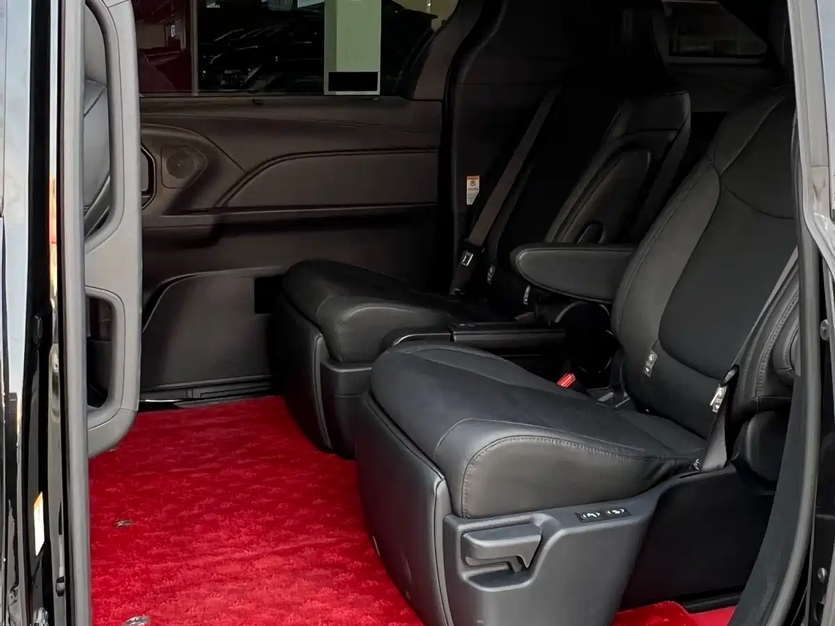 Toyota Sienna 2024 2.5L Hybrid 4WD Premium Edition фото 10