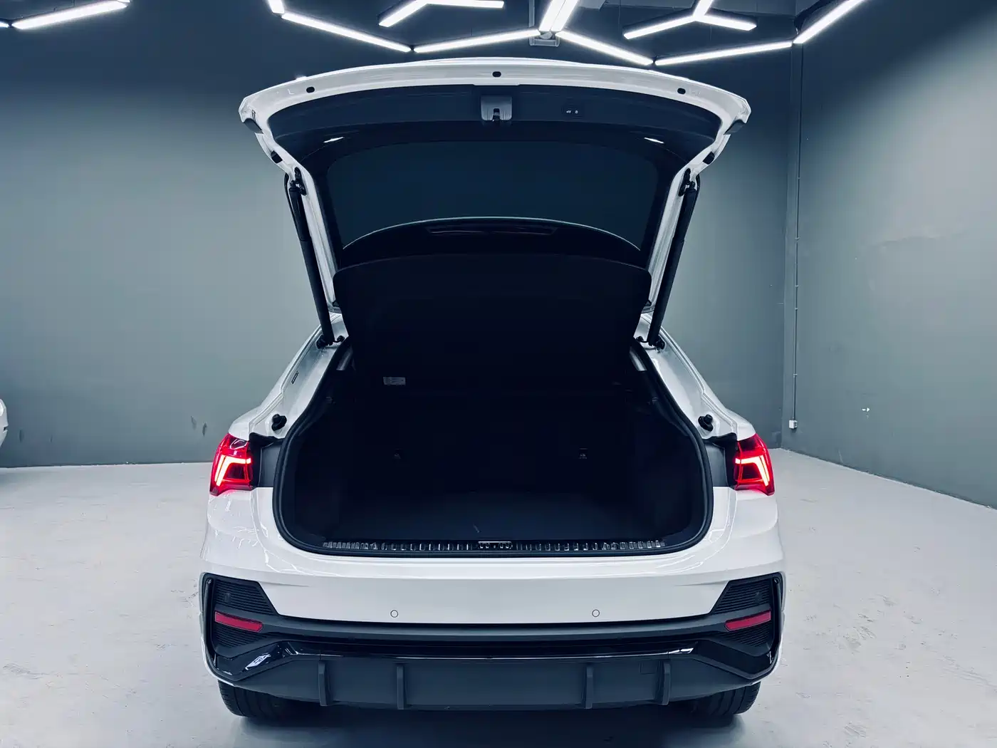 Audi Q3 Sportback 2023 Facelift 40 TFSI Fashion фото 18