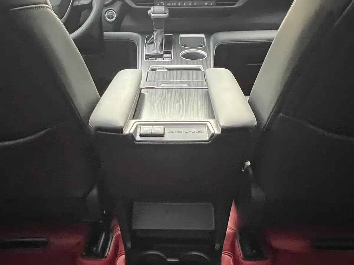 Toyota Sienna 2024 2.5L Hybrid 4WD Premium Edition фото 17