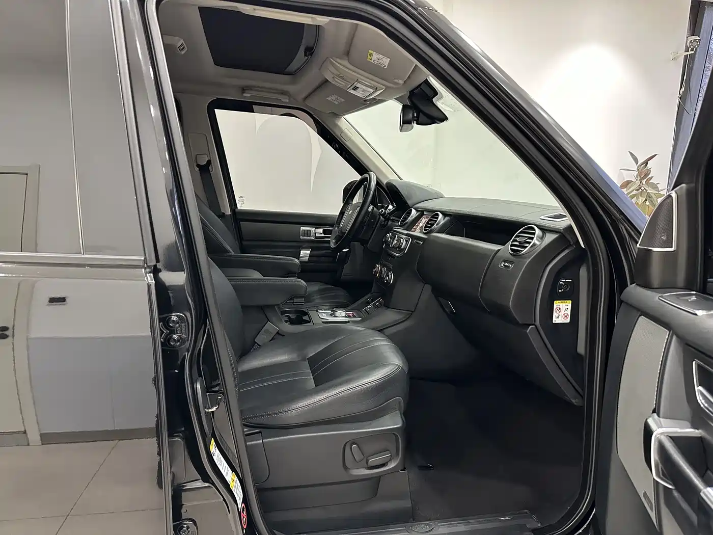 Land Rover Discovery 2015 3.0 SDV6 HSE Diesel фото 9