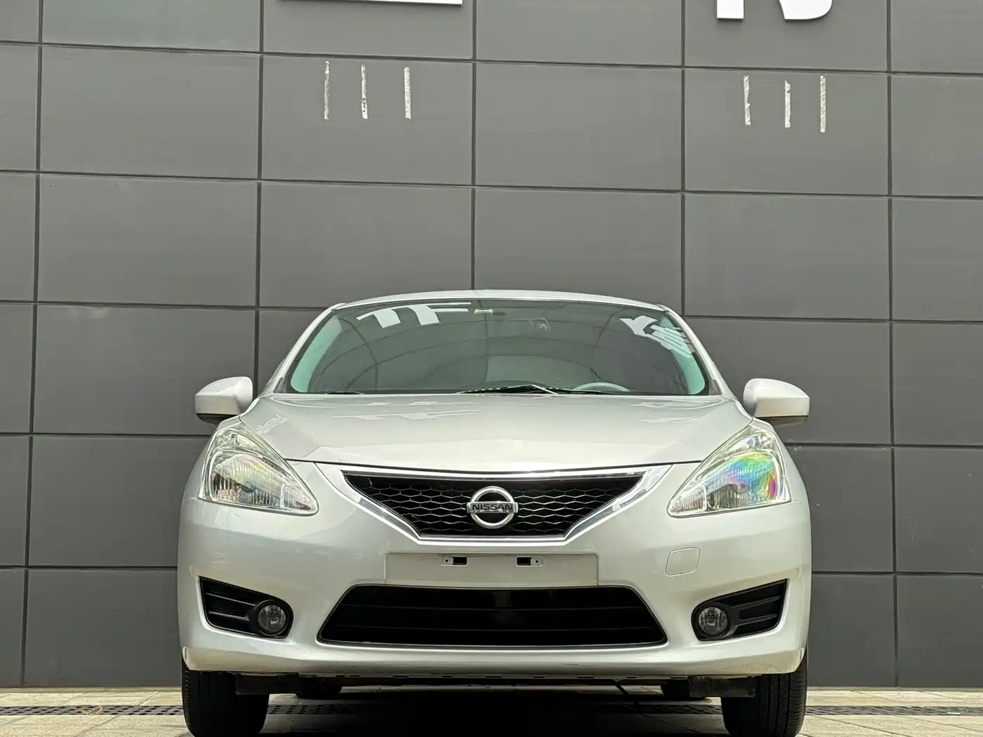 Photo 2 - Nissan Tiida