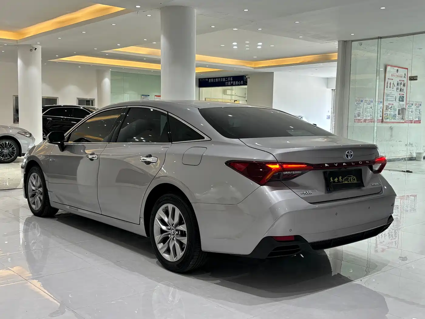 Toyota Avalon 2019 Hybrid 2.5L Luxury Edition China V фото 6