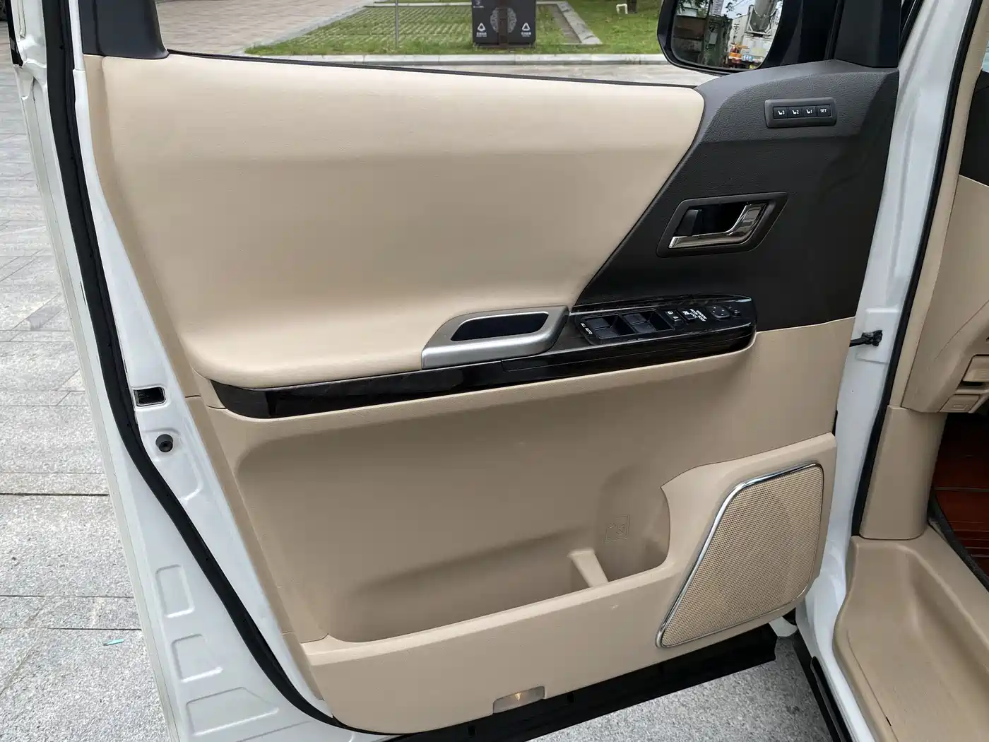 Toyota Alphard 2011 3.5L Luxury Edition фото 15