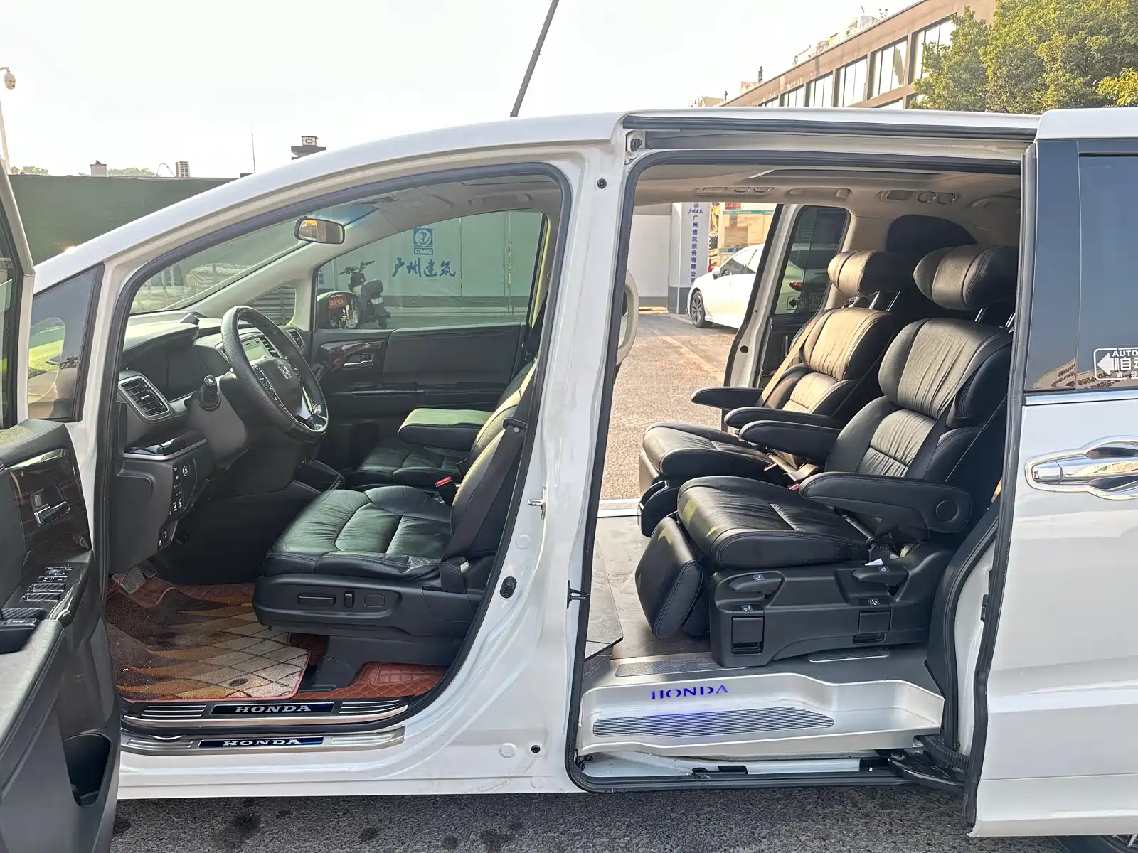 Photo 5 - Honda Odyssey