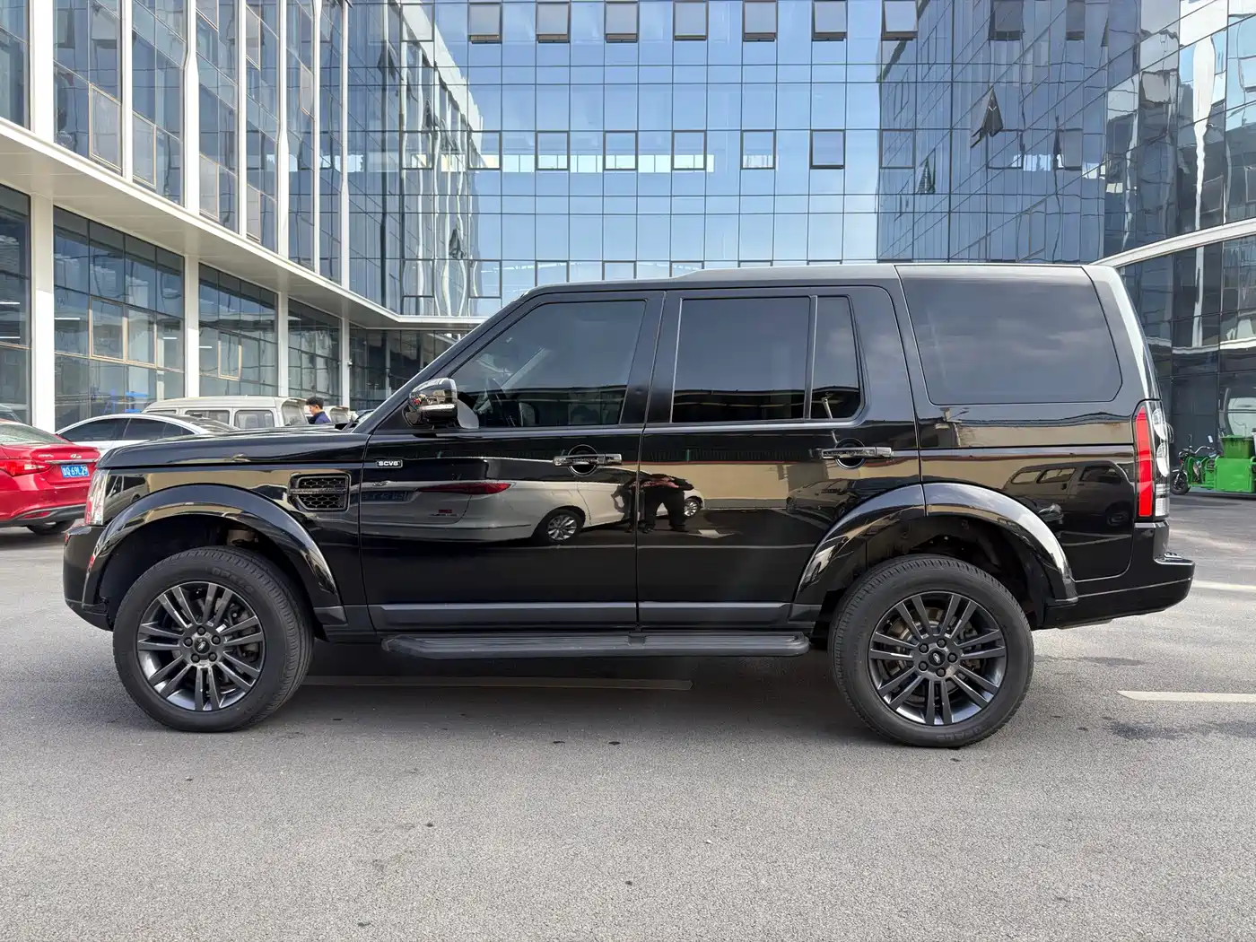 Land Rover Discovery 2015 3.0 SC V6 SE фото 3