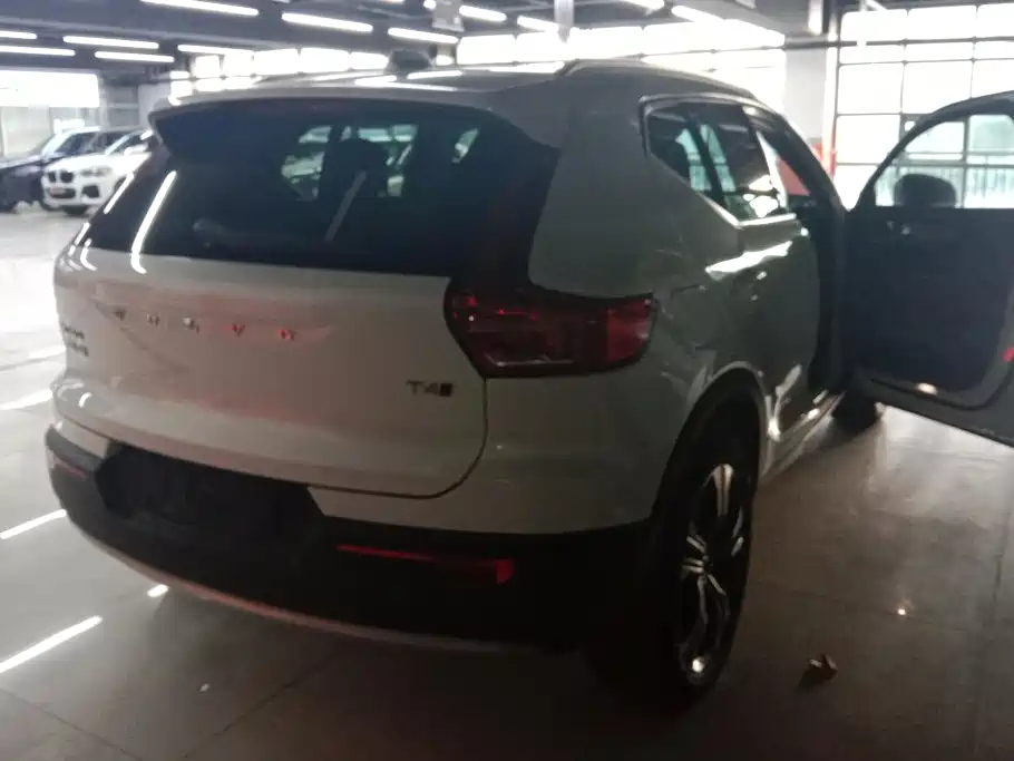 Фото 3 - Volvo XC40