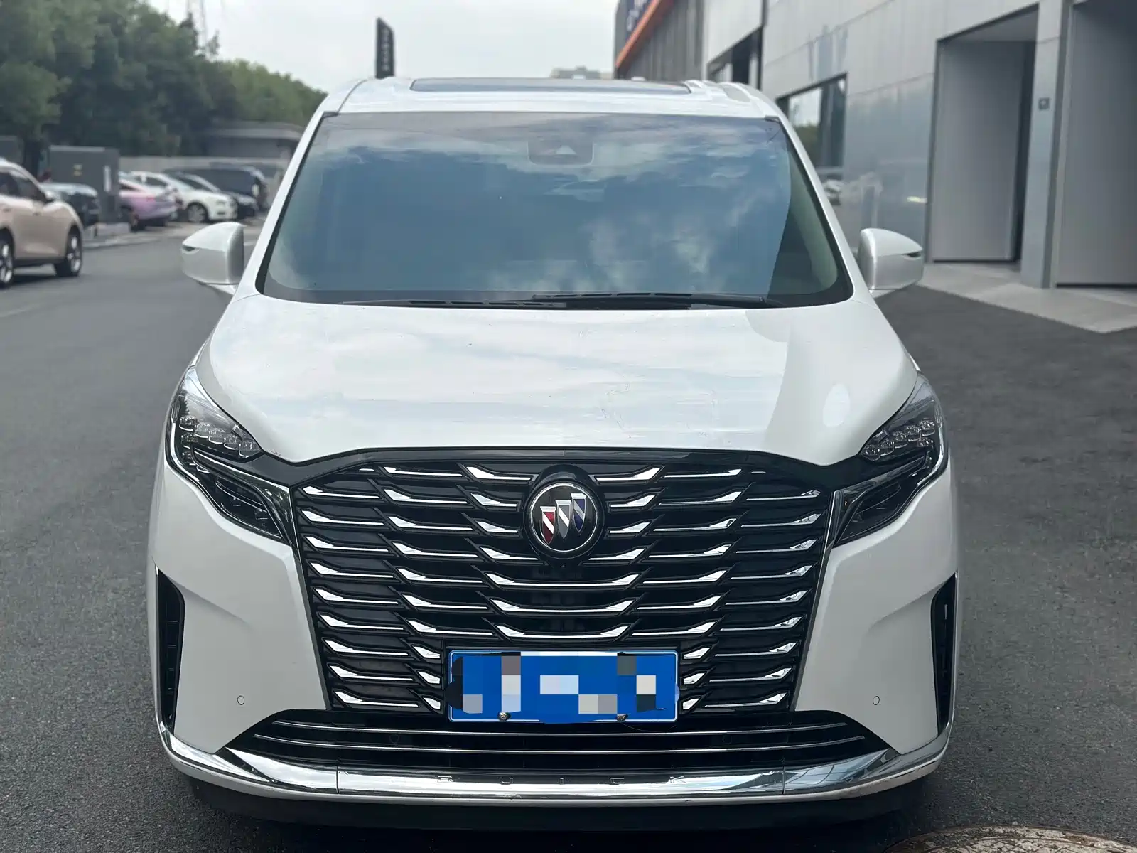 Photo 2 - Buick GL8