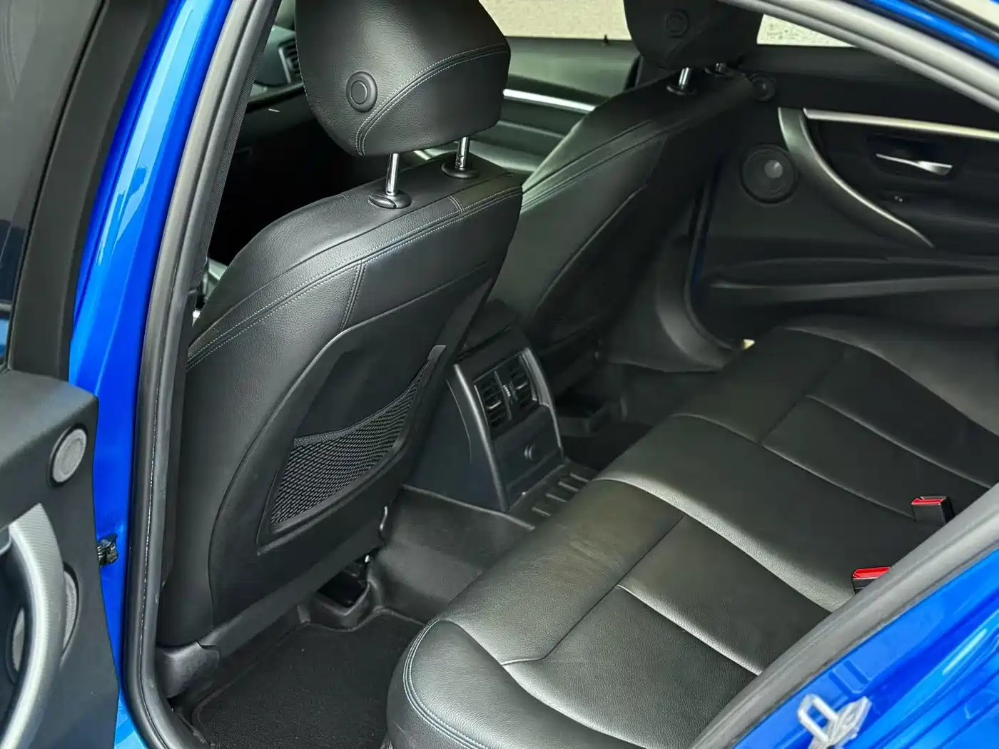 BMW 3 Series 2019 320i M Sport Black Night Edition фото 8