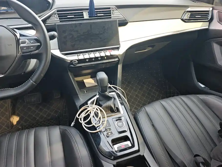 PEUGEOT 408