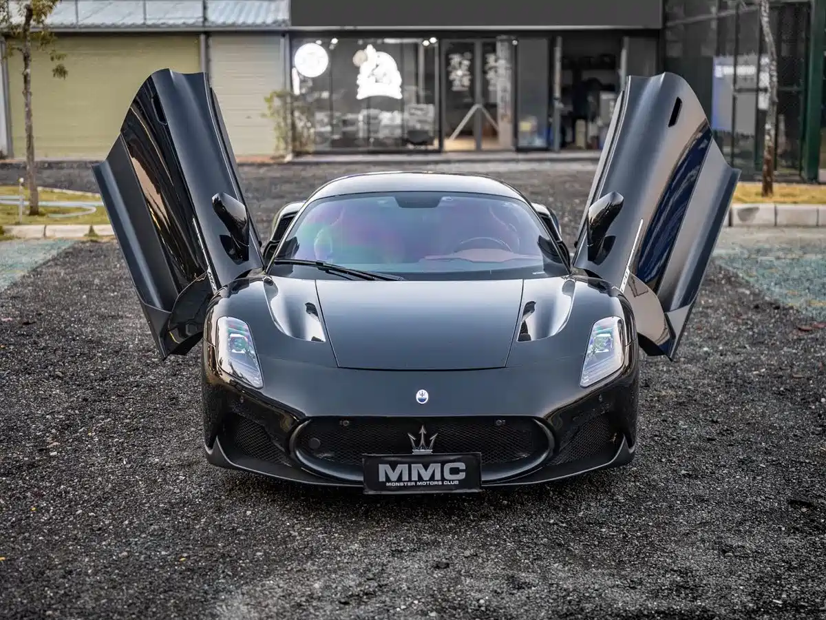 Photo 26 - Maserati MC20