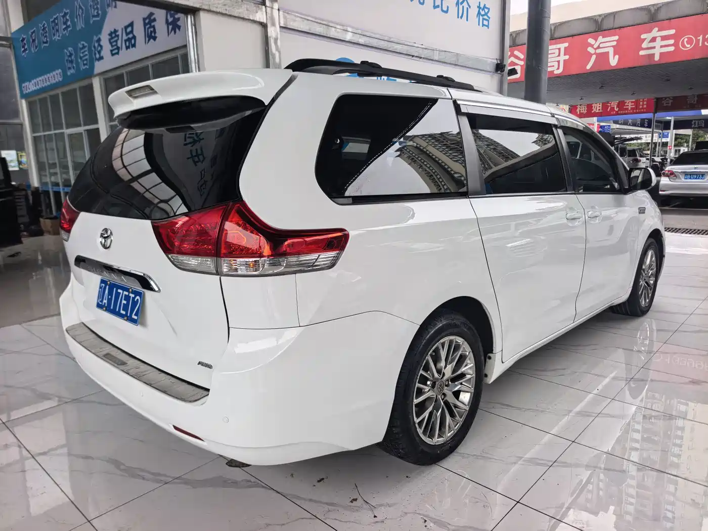 Toyota Sienna 2013 3.5L 4WD Automatic фото 12