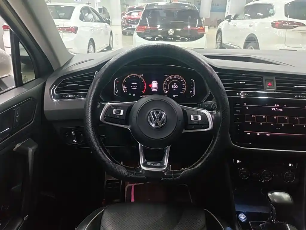 Фото 11 - Volkswagen Tiguan L