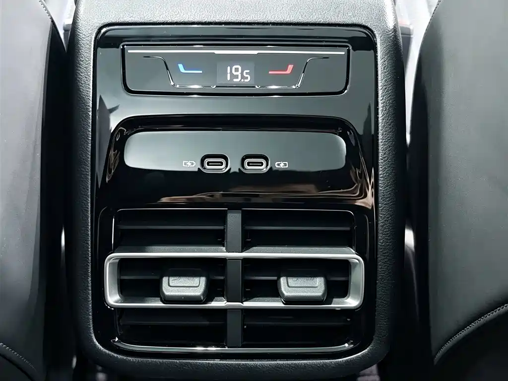صورة 22 - Volkswagen Tiguan L