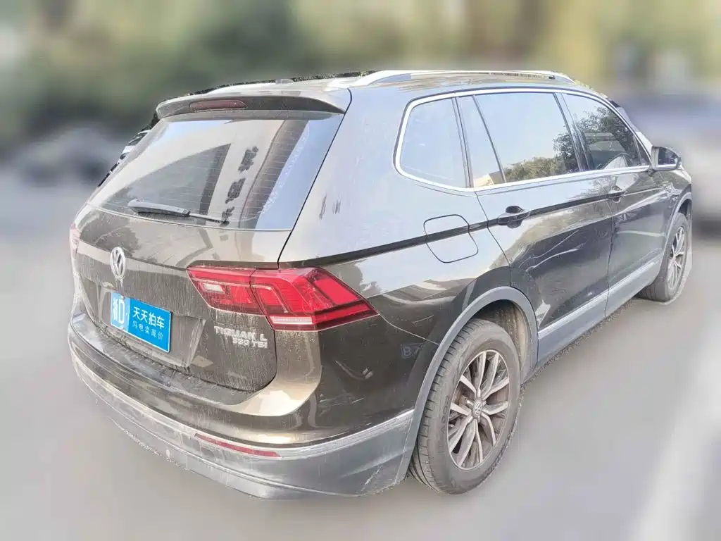 Photo 2 - Volkswagen Tiguan L
