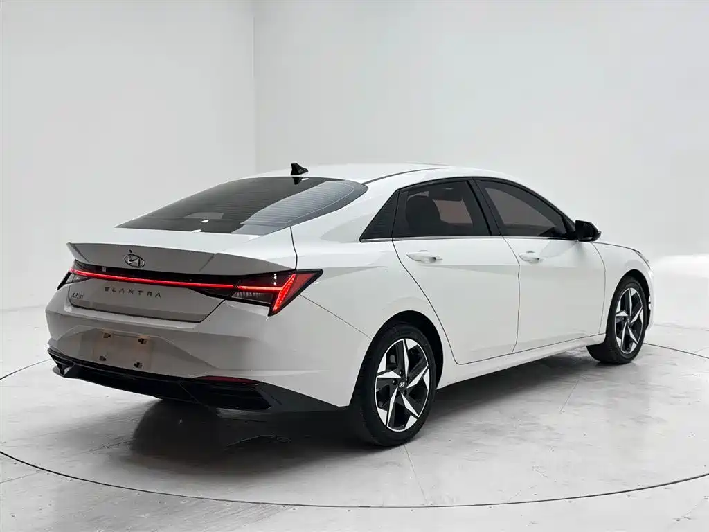 Hyundai Elantra 2022 1.5L CVT LUX Premium Edition фото 6
