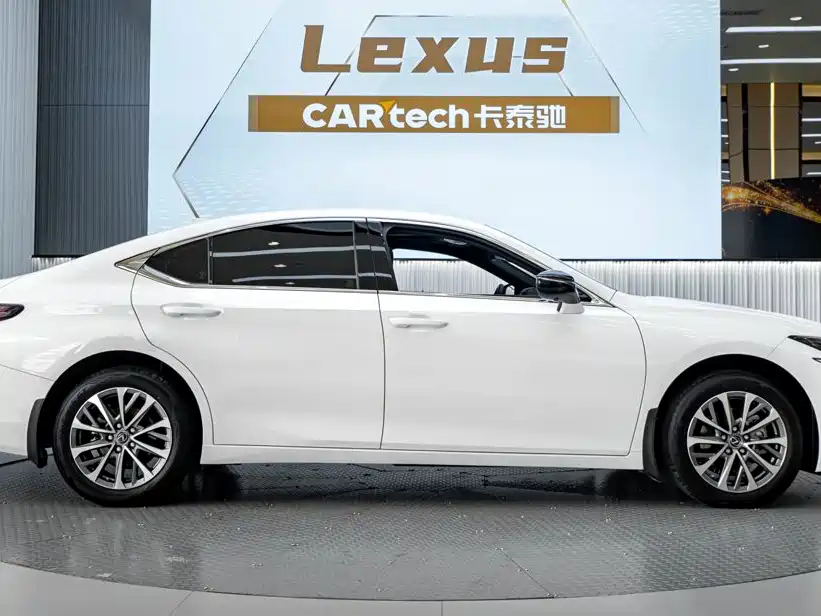 Фото 4 - Lexus ES
