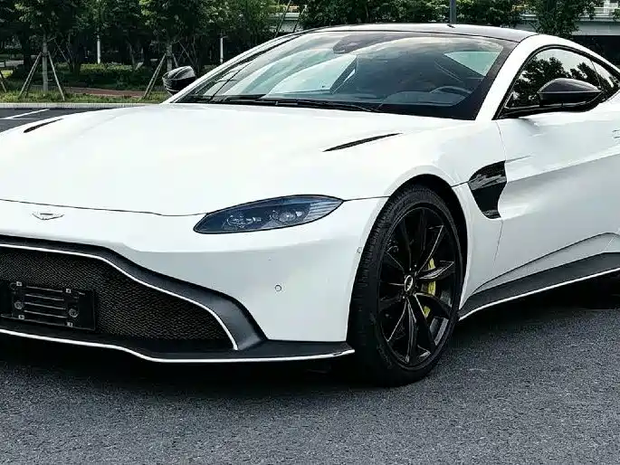 Фото 1 - Aston Martin Vantage