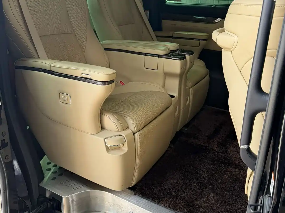 Фото 7 - Toyota Alphard