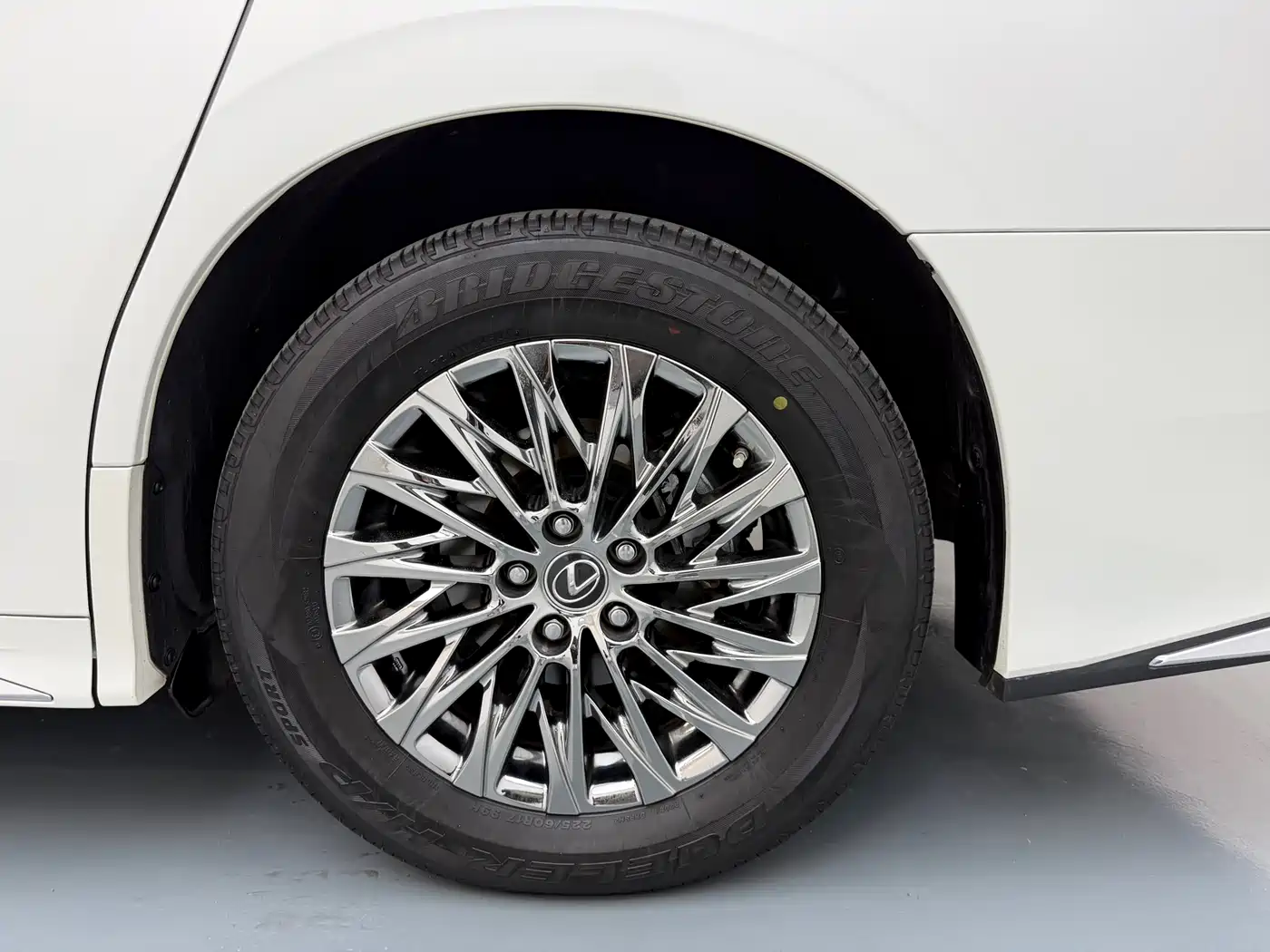 Lexus LM 2020 300h Seven-Seater Elegance Edition фото 10