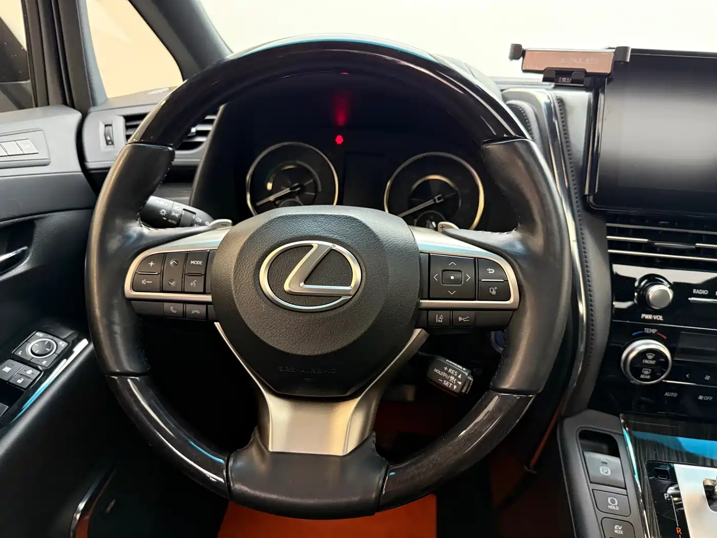 Lexus LM 2020 300h Seven-Seater Elegance Edition фото 18
