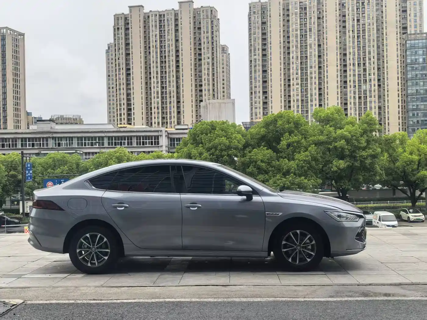 BYD Qin PLUS 2024 Glory Edition DM-i 55KM Leading фото 4