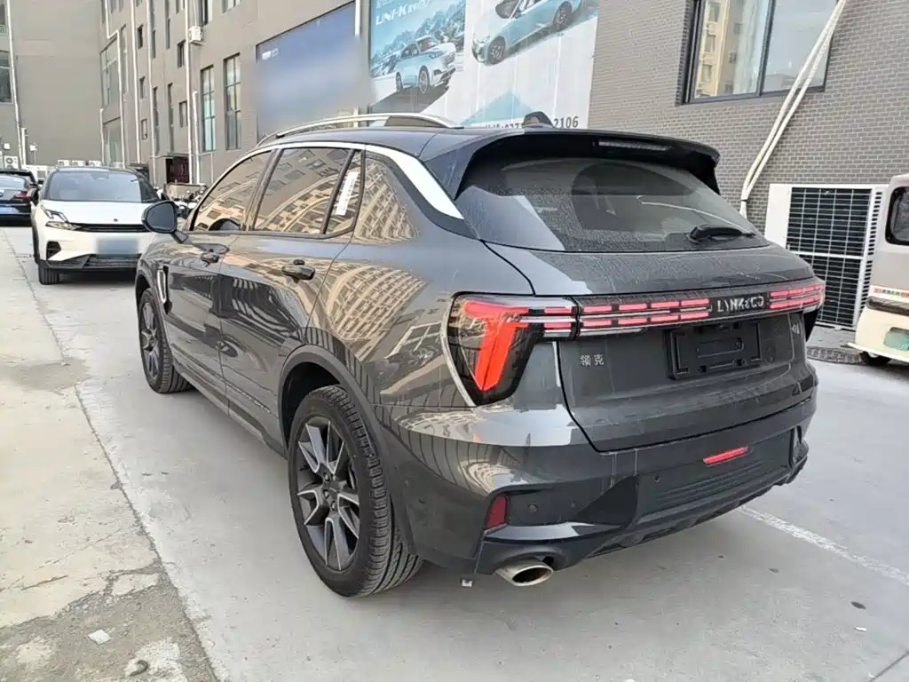 صورة 5 - Lynk & Co 01