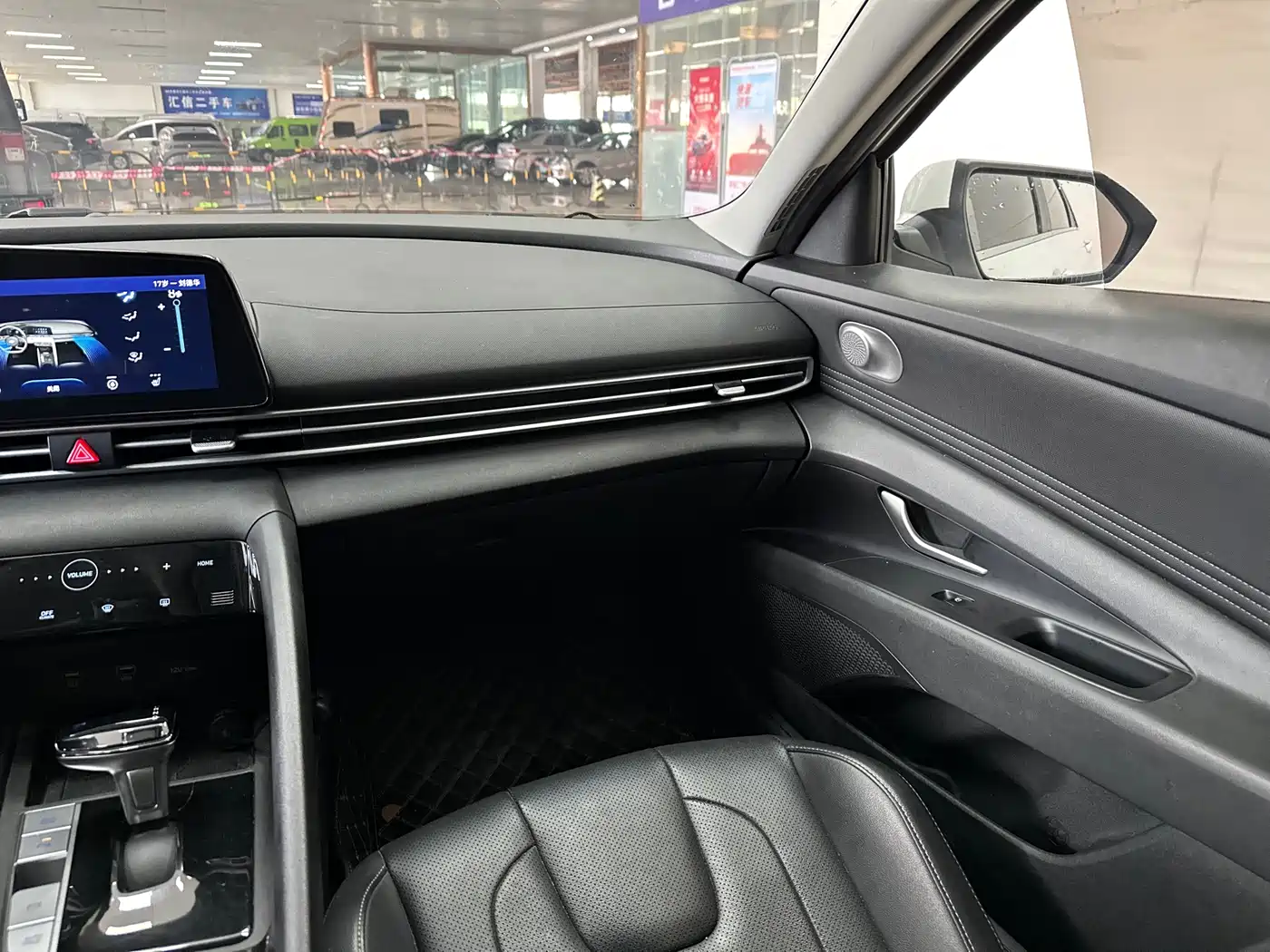 Hyundai Elantra 2021 1.5L CVT LUX Premium Edition фото 13