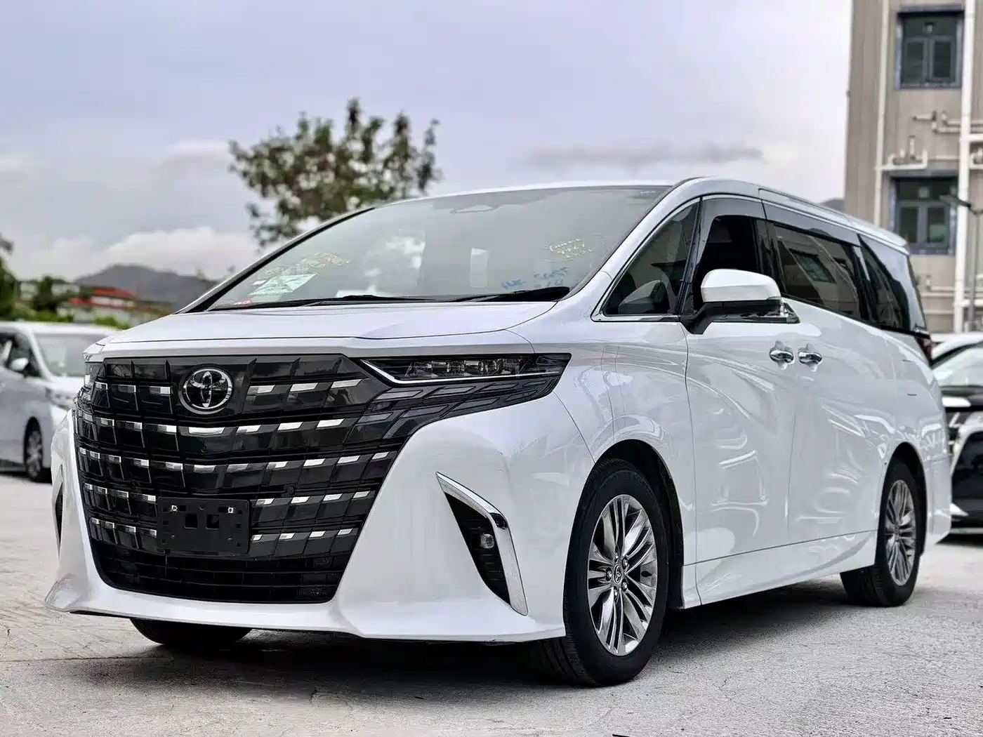 Toyota Alphard 2025 Hybrid 2.5L Ultimate Gold Edition
