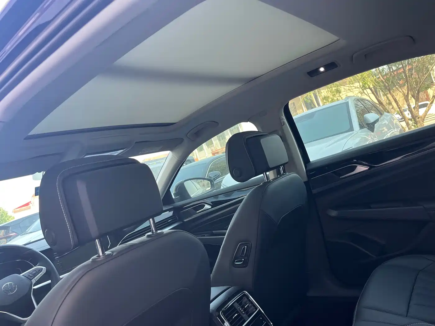 Volkswagen Passat 2024 380TSI Dragon Soaring Edition фото 8