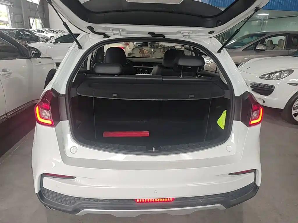 Фото 19 - Geely Vision X3
