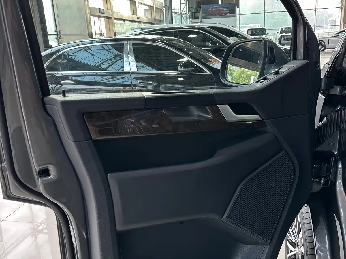 Volkswagen Multivan 2018 2.0TSI 4WD Premium Edition 7-Seater фото 12