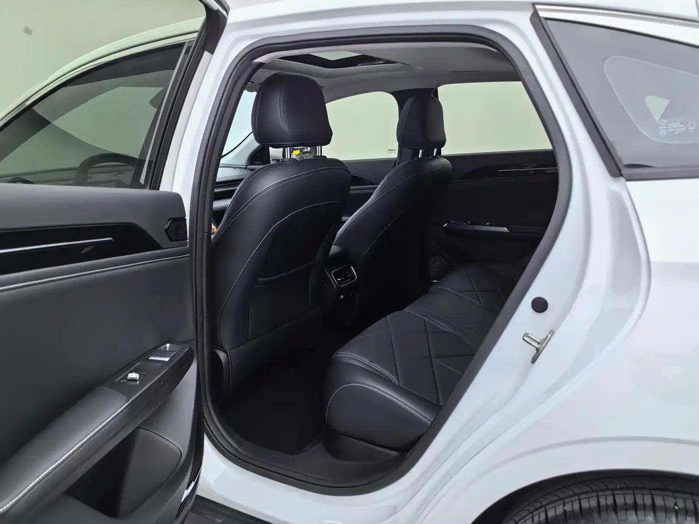 Geely Galaxy Galaxy L6 2024 125km PLUS Soaring Dragon Edition фото 16