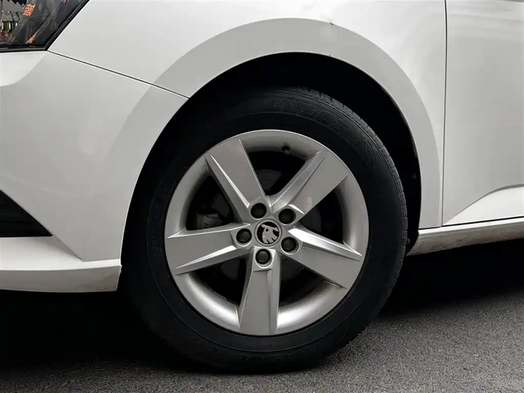 Škoda Fabia 2017 1.4L Auto Car Enjoy Edition фото 7