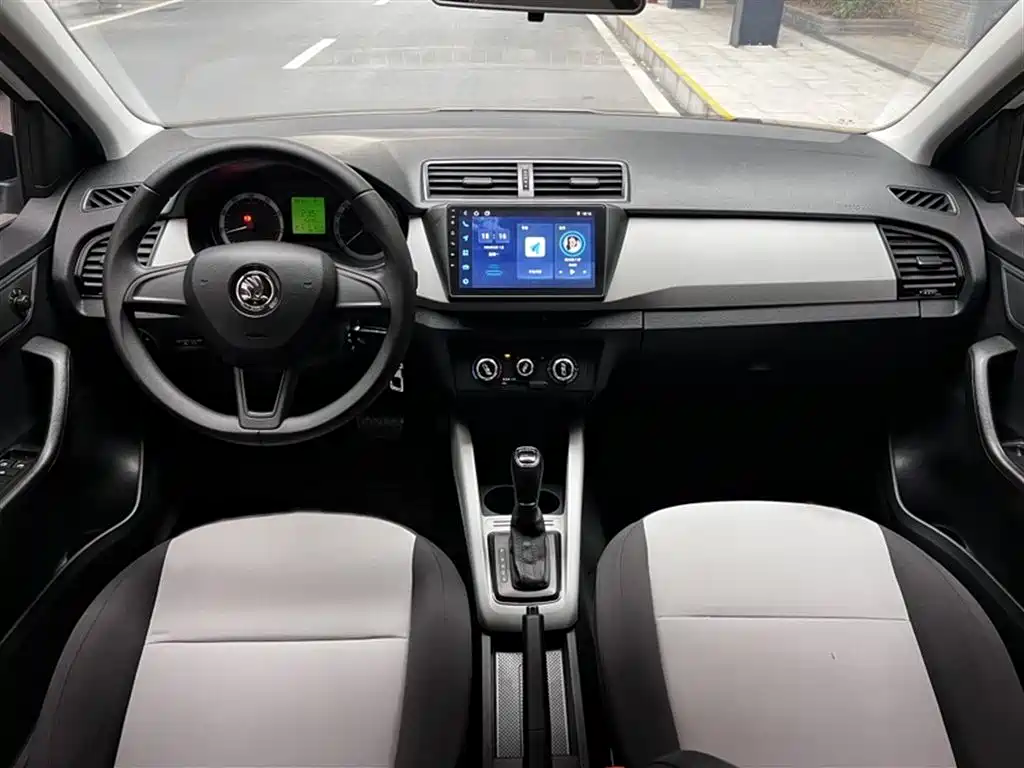 Škoda Fabia 2017 1.4L Auto Car Enjoy Edition фото 11