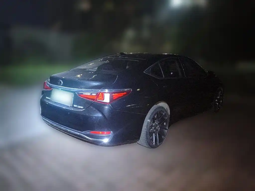Фото 6 - Lexus ES