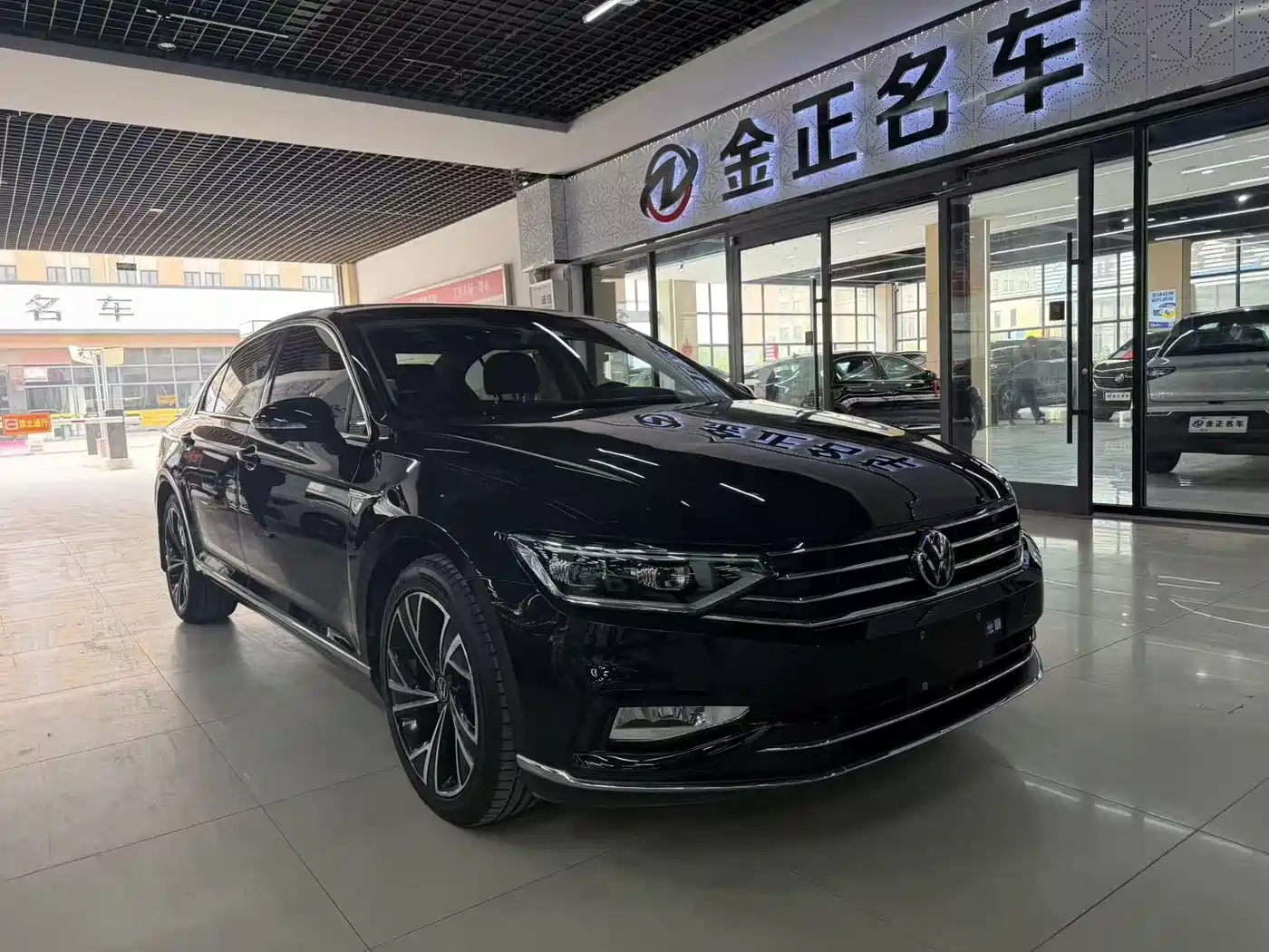Volkswagen Magotan 2021 330TSI DSG 30th Anniversary Edition фото 3