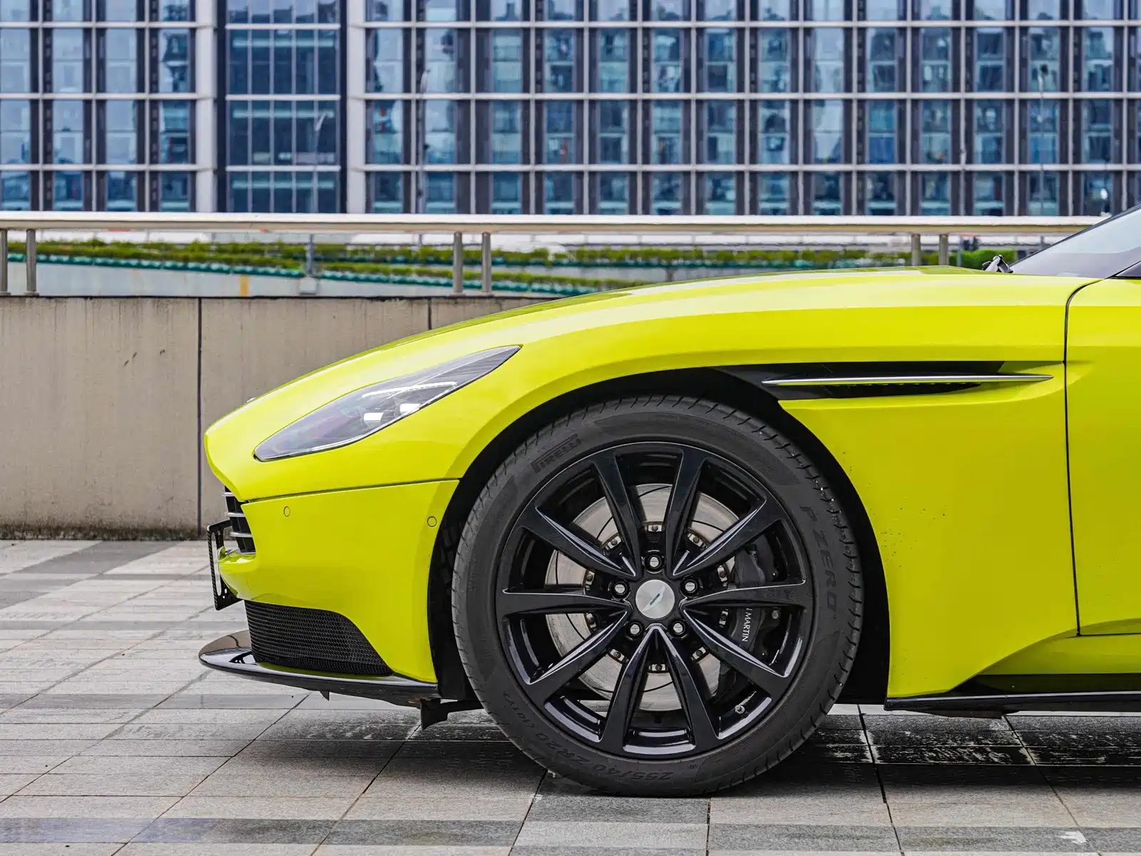 Photo 8 - Aston Martin DB11