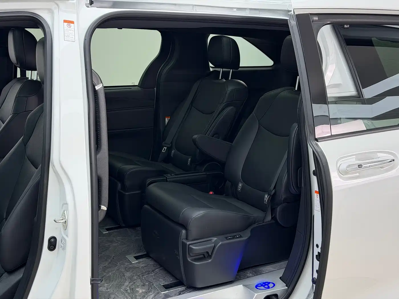 Toyota Granvia 2024 2.5L Hybrid Premium PLUS 4WD Edition фото 7