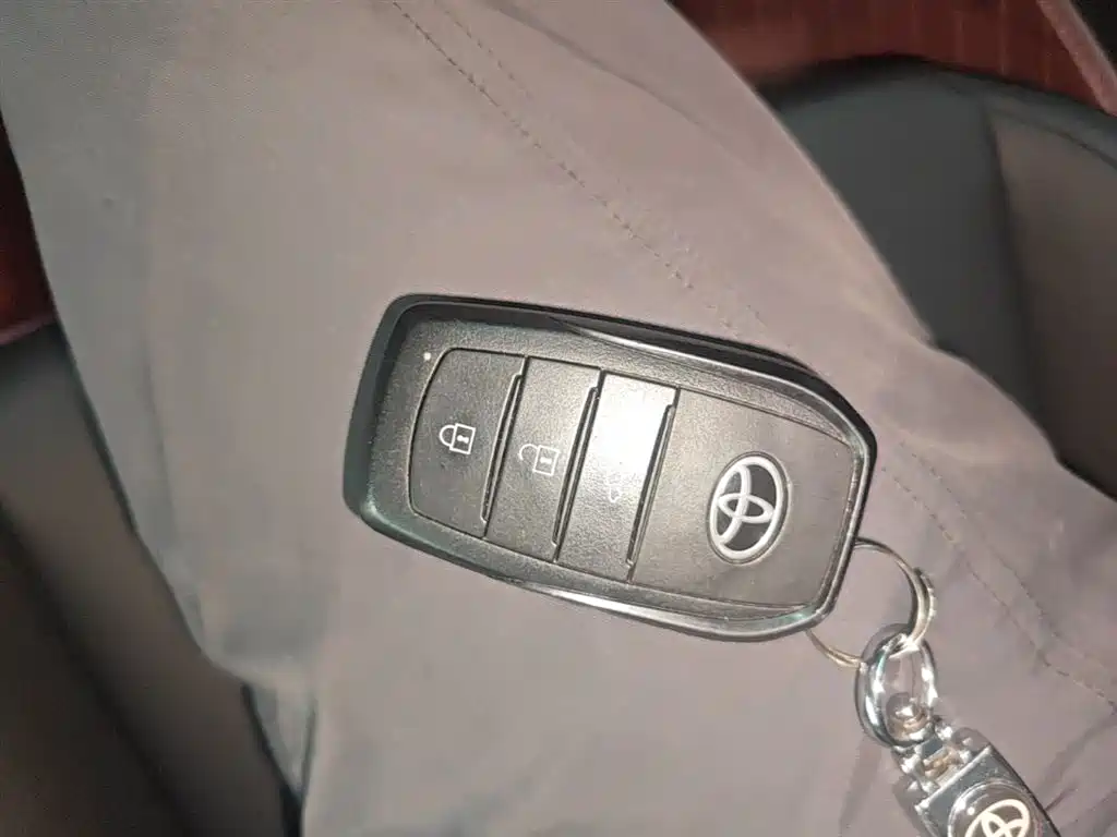 Toyota Camry 2024 Hybrid 2.0HE Elite Edition фото 9