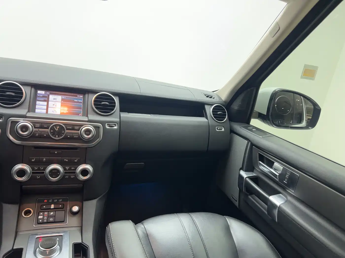 Land Rover Discovery 2014 3.0 SC V6 SE фото 13