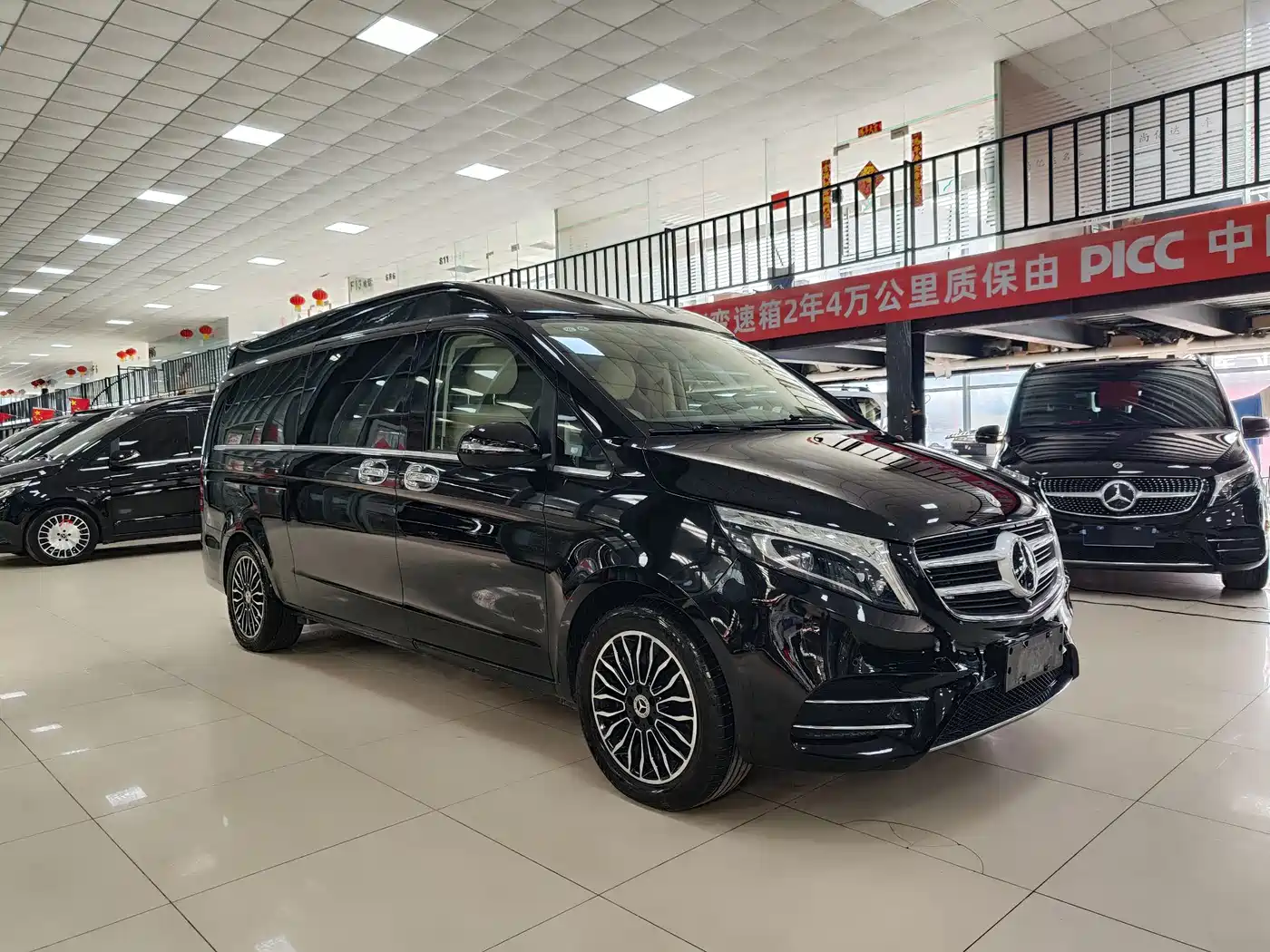 Mercedes-Benz V-Class 2018 V 260 L Premium Long Wheelbase Edition China VI фото 3